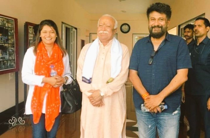 भांडो को लगा था कि बिना प्रचार के #TheKashmirFiles फ्लॉप हो जाएगी लेकिन जनता की भावनाओं का आदर करते हुए पूरे देश की जनता एवं मोदी सरकार ने, इसे हाथों हाथ लिया तो सारी इंडस्ट्री ही सदमे में चली गई।😊
इससे बड़ा प्रचार कौन सा सेलिब्रिटी कर सकता है🙏💪
<a href="/AnupamPKher/">Anupam Kher</a> <a href="/vivekagnihotri/">Vivek Ranjan Agnihotri</a>
