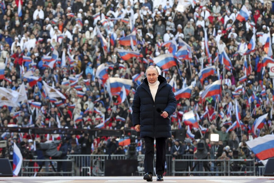 RevelationNews's tweet photo. #Putin appeared at a rally in Moscow Friday, praised his troops fighting in Ukraine, 3 weeks into the invasion that has led to heavier-than-expected Russian losses on the battlefield, full story https://t.co/lf4wJYRqLM https://t.co/OLxBndrQez