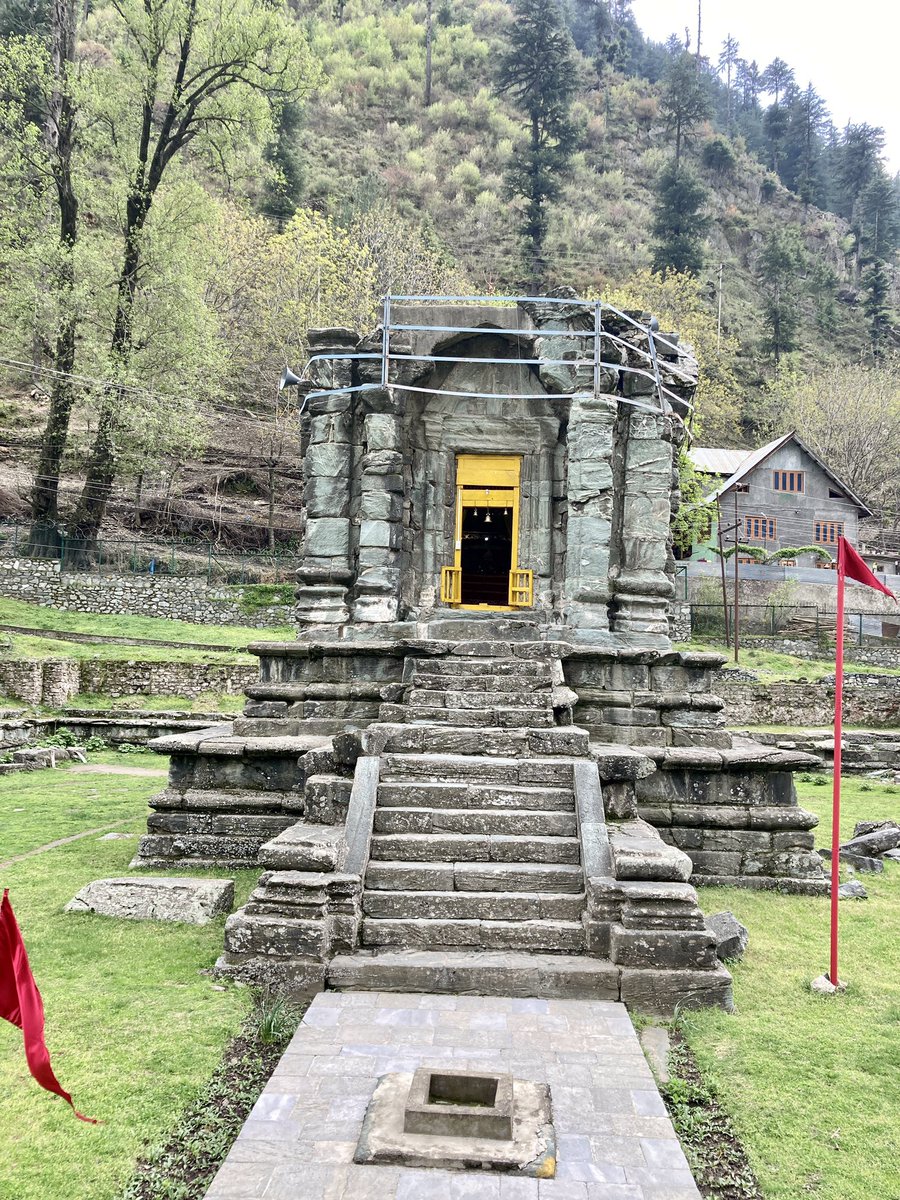 SrinagarGirl's tweet photo. Kashmir From My Lens: Datta Mandir near Uri, believed to be from the 10th CE is made in typical Kashmiri style of architecture. The temple is situated on the left bank of Jhelum &amp; is dedicated to Lord Vishnu. Maintained very well by BSF. #URI #Temple #Kashmir https://t.co/CheDi8ys4b