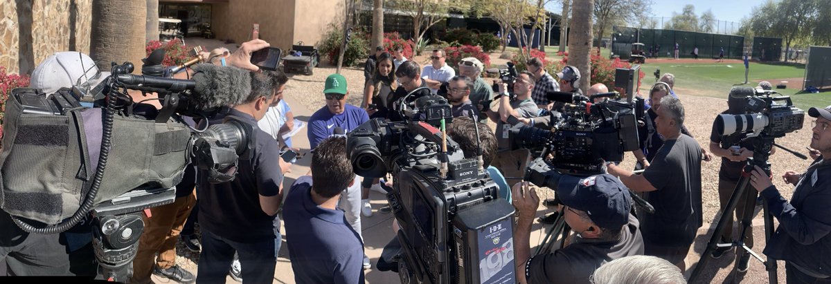 .@mlb @dodgers Dave Roberts speaks to the media scrum prior to ⁦@FreddieFreeman5⁩ s arrival ⁦@FOXLA⁩