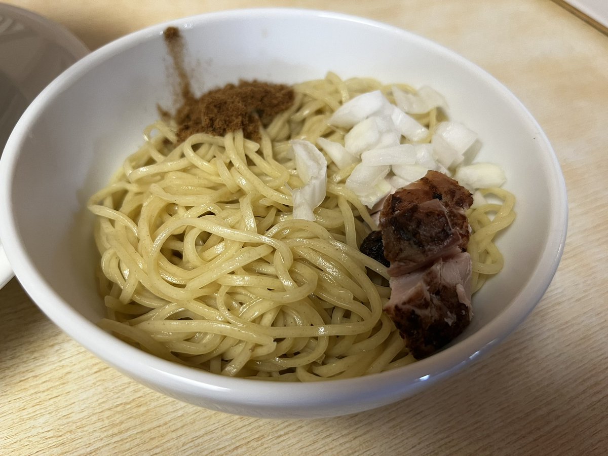 Ramenoki's tweet photo. らぁめん登里勝（桑名市）
蛤塩ラーメンを注文。その名の通り蛤が目を引く。具だけでなく、蛤がそのまま溶けているかのような旨味たっぷりスープは絶品。追加注文のあえ玉は麺自体に味がついており、そのまま食べてもスープにつけても美味い。情報量が多く、この投稿で魅力を伝えきれない。🅿️有り。 https://t.co/ykPLRpczDE