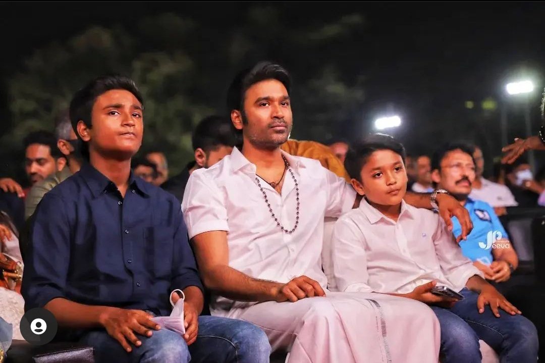 Ashwrya9's tweet photo. Dhanush with his son's ❤😘
@dhanushkraja https://t.co/OG4zg526ql