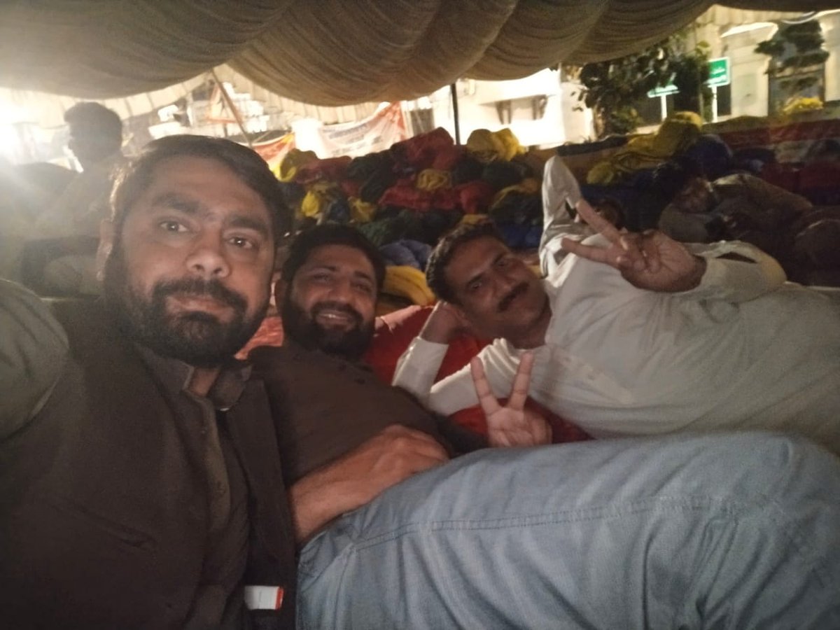 teacherqasim's tweet photo. آج پروفیسرز اور لیکچرز کے دھرنے کو تیرہواں دن ہونے کو ہے اور حکومت وقت کی بے حسی عروج پر ہے، ہم پُر امن بیٹھے ہیں اور دیکھ رہیں ہیں کہ کب حکومت ہمیں ہمارا عدالتی حق فراہم کرتی ہے۔
#13thDayofLahoreDharna https://t.co/50YZV5DNTQ