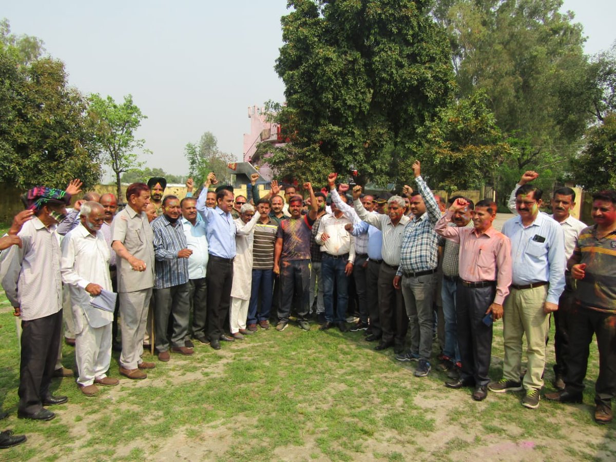 prodefencejammu's tweet photo. #IndianArmy
#ChenabBrigade of Tiger Division celebrated #Holi with villagers in Pargwal, Distt Jammu. Sweets were also shared with the gathering.

#ColorsForPeace

@SpokespersonMoD @OfficeOfLGJandK @diprjk @PIBSrinagar https://t.co/n53Qjyt3GR
