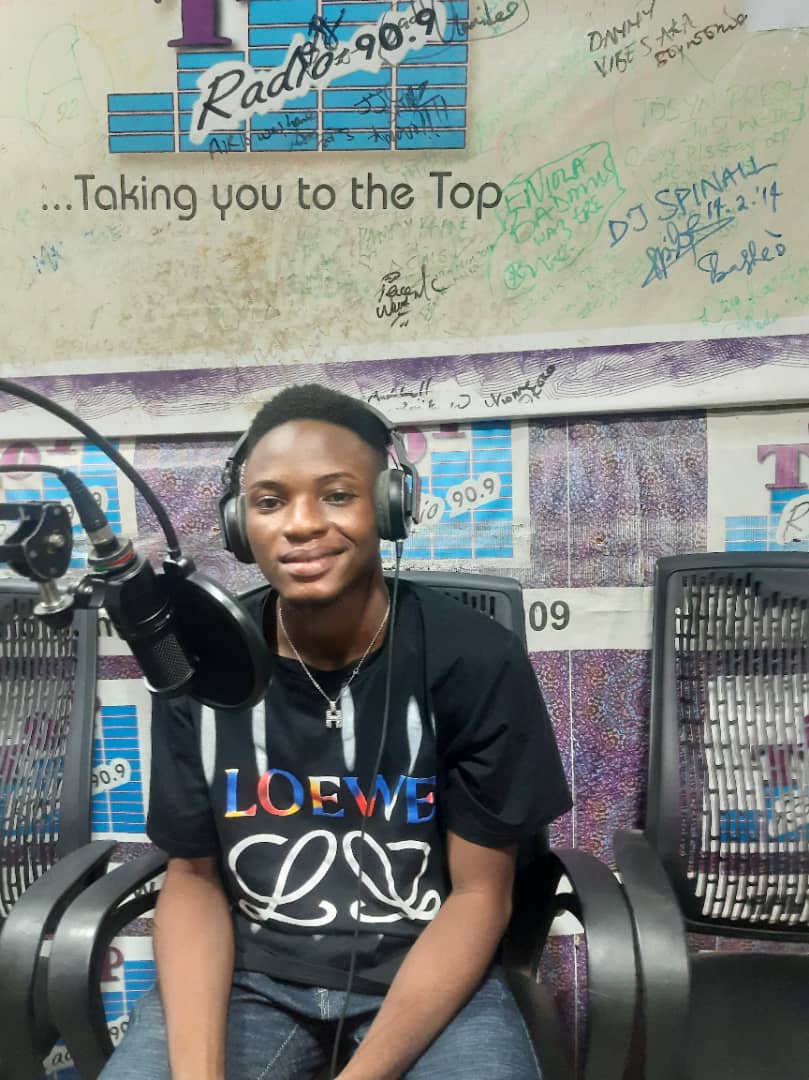 topradio909's tweet photo. It's the finale of the #NTR25 season with @AyobamiWyse, @_paschalito & @StanzWorld on #NaijaRocks
It's the industry's finest in the making.
#NTR25 #NextTopRated
@hizmiz_oml is soliciting for your votes. https://t.co/NOingE0YR1