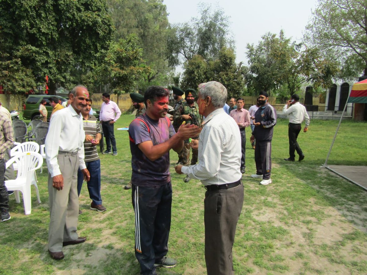 prodefencejammu's tweet photo. #IndianArmy
#ChenabBrigade of Tiger Division celebrated #Holi with villagers in Pargwal, Distt Jammu. Sweets were also shared with the gathering.

#ColorsForPeace

@SpokespersonMoD @OfficeOfLGJandK @diprjk @PIBSrinagar https://t.co/n53Qjyt3GR