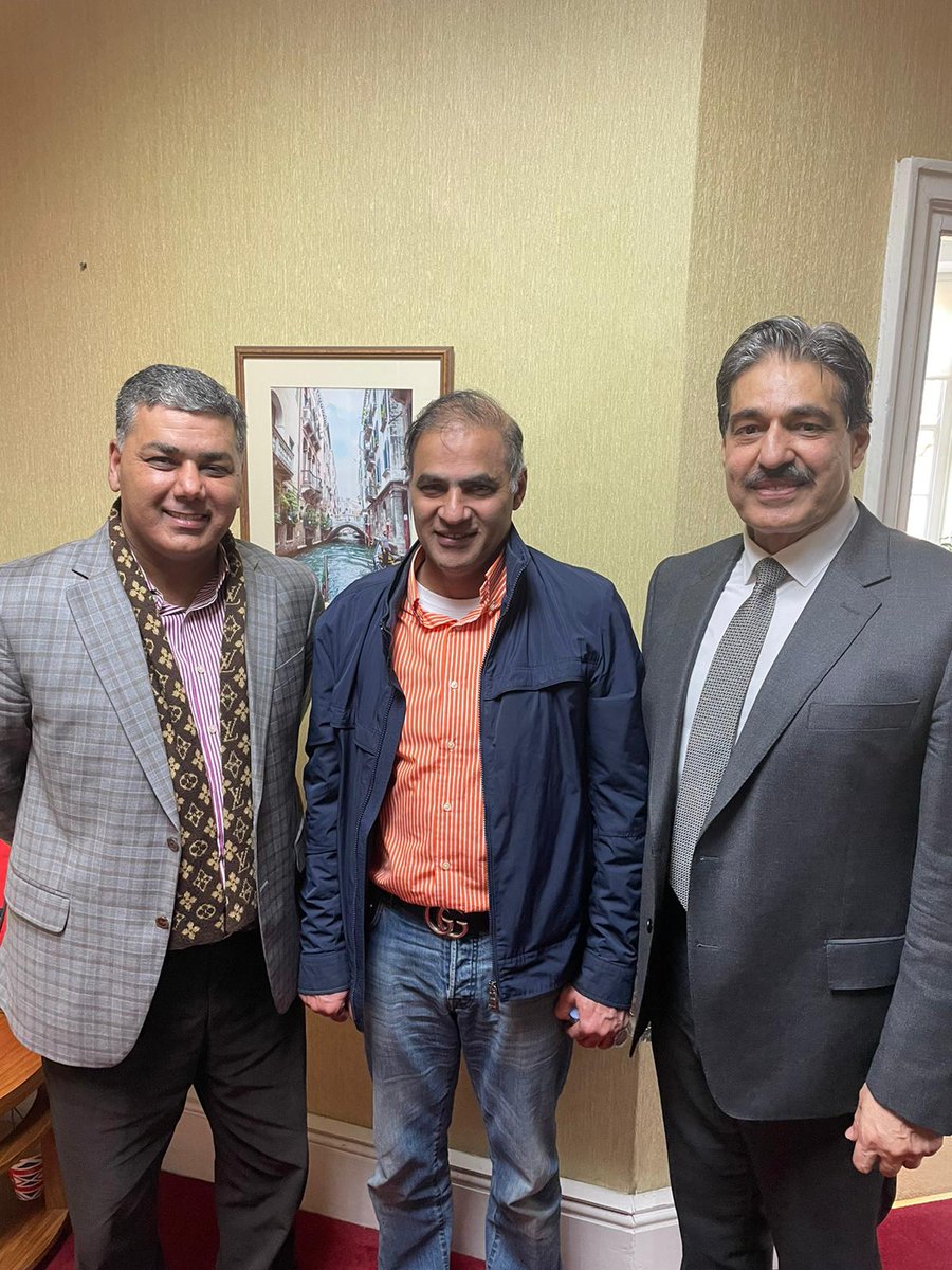 TariqSubhaniSKT's tweet photo. ضلعی صدر پاکستان مسلم لیگ ن چوھدری طارق سبحانی کی قائد محترم میاں محمد نواز شریف سے لندن میں ان کی رہائش گاہ پہ دوبارہ ملاقات۔ قائد محترم میاں محمد نواز شریف کے ہمراہ مقامی مسجد میں نماز جمعہ ادا کی۔ https://t.co/jcgRNkQbS2