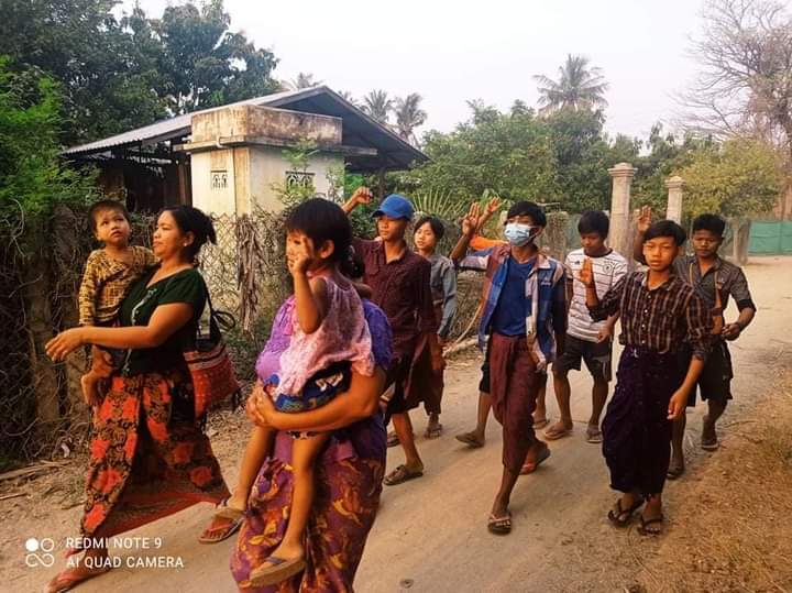 AlexMyanmar13's tweet photo. The Never Cold-blooded Shwe Nwe Blood Strike protesters in Yinmarbin township demonstrated against the fascist military dictator on the evening of March 18.

#2022Mar19Coup
#WhatsHappeningInMyanmar https://t.co/OsnWFqe3Dc