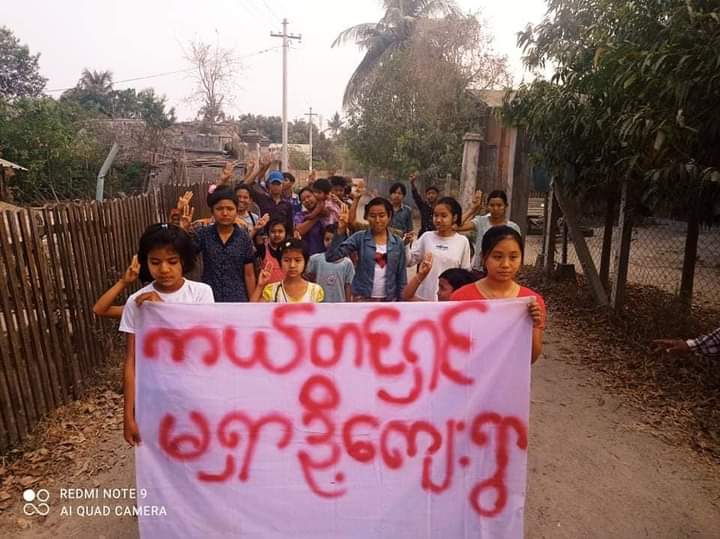 AlexMyanmar13's tweet photo. The Never Cold-blooded Shwe Nwe Blood Strike protesters in Yinmarbin township demonstrated against the fascist military dictator on the evening of March 18.

#2022Mar19Coup
#WhatsHappeningInMyanmar https://t.co/OsnWFqe3Dc