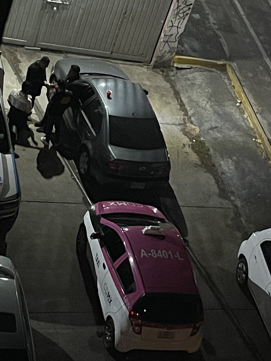 kikis_01's tweet photo. @UCS_GCDMX ya se reportó a policías tomando a un lado del edificio de aquiles serdan 690 y solo pasan las patrullas y los saludan, son todos los viernes. Tienen música muy alta @Claudiashein https://t.co/Lq9Cxh9bJN