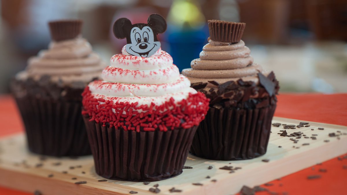 TheCocoaaZone's tweet photo. Share your Love ❤🤎🤍 with the cupcakes 🧁.... https://t.co/E8GLEHzQuV