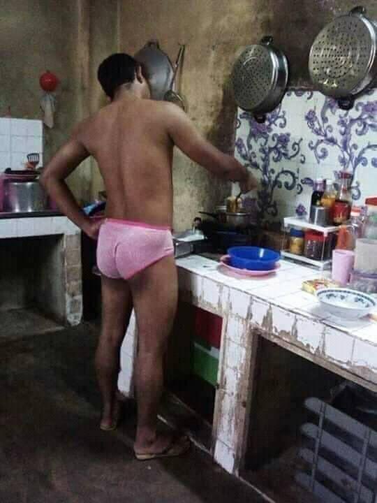 faizaufi's tweet photo. megawati: apakah ibu-ibu di indonesia setiap hari hanya menggoreng?

ga cuma ibu-ibu ada juga yang bapak-bapak https://t.co/YHdvkm2FH8