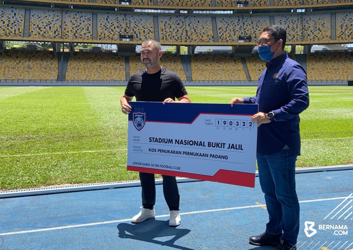 Pemilik JDT Tunku Ismail Sultan Ibrahim berkenan menyampaikan sumbangan kepada Menteri Belia dan Sukan Datuk Seri <a href="/PejaOfPerak/">Faizal Azumu</a> bagi penanaman rumput baharu di Stadium Nasional di Bukit Jalil, hari ini.

📸: Ahmad Nazrin | BERNAMA