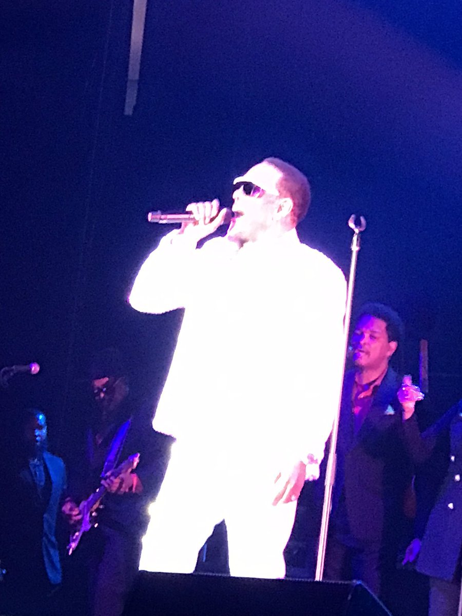 2HandzUp1913's tweet photo. @CharlieWilson Unc Charlie you gave Oakland an amazing performance. thank you for bringing the heat #CultureTour #Oakland #YearningForYourLove #iFeelBlessed #2KneeSurgeriesYouStillGotMoves  #Testimony https://t.co/2pexxAlUAR