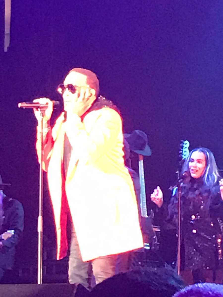 2HandzUp1913's tweet photo. @CharlieWilson Unc Charlie you gave Oakland an amazing performance. thank you for bringing the heat #CultureTour #Oakland #YearningForYourLove #iFeelBlessed #2KneeSurgeriesYouStillGotMoves  #Testimony https://t.co/2pexxAlUAR