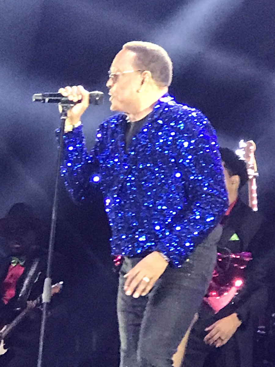 2HandzUp1913's tweet photo. @CharlieWilson Unc Charlie you gave Oakland an amazing performance. thank you for bringing the heat #CultureTour #Oakland #YearningForYourLove #iFeelBlessed #2KneeSurgeriesYouStillGotMoves  #Testimony https://t.co/2pexxAlUAR