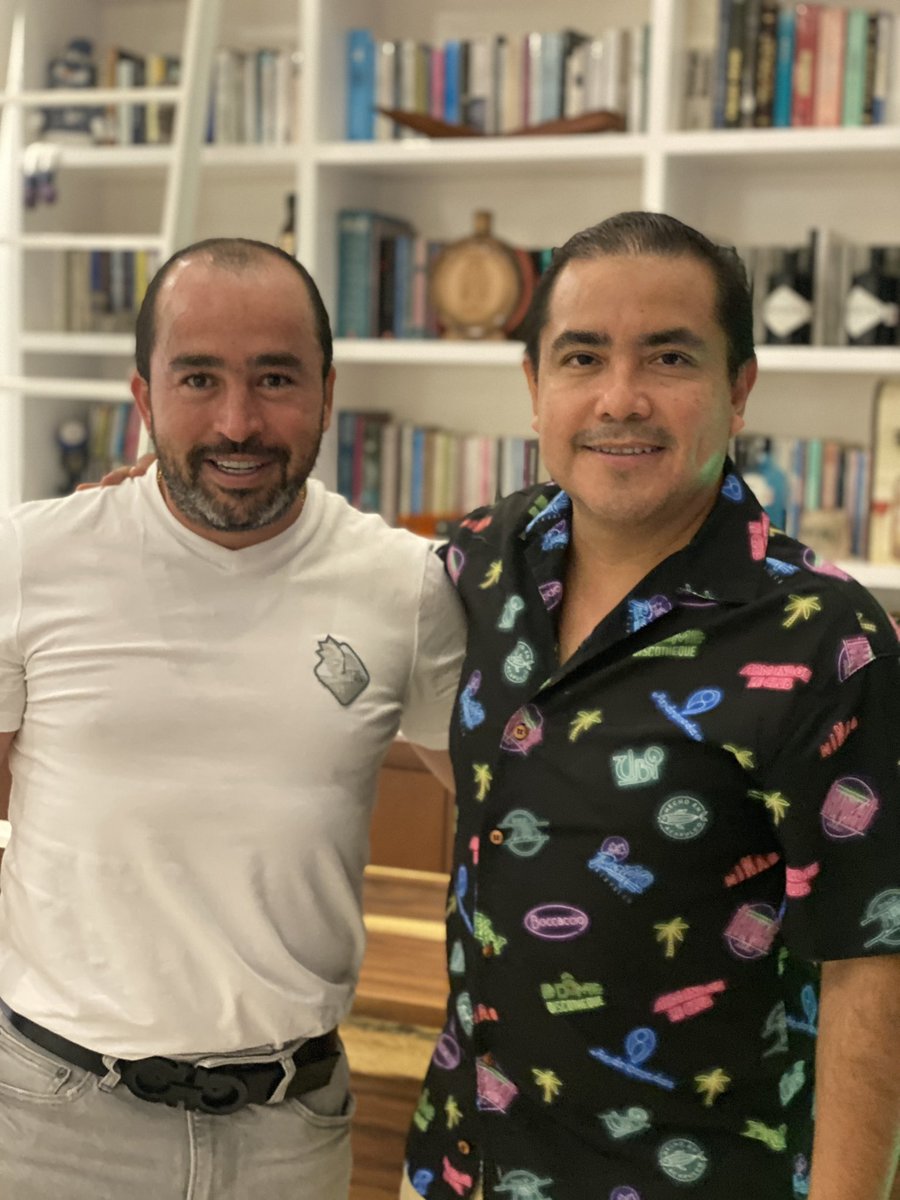 Con mi gran amigo Javier Solorio, a quien le agradezco su hospitalidad y la amena charla.

Javier es un profesional de la medicina, un hombre con una gran capacidad y un profundo amor por Acapulco. Seguiremos trabajando juntos por nuestra ciudad.