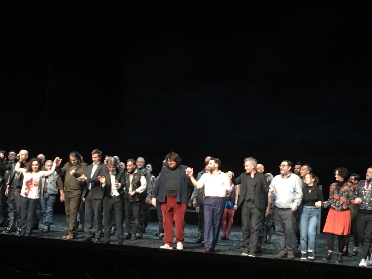 A contemporary suburban #Rigoletto @operalyon, w gang, smarmy hobos&desperate doppelgänger. That’s #AxelRanisch’s take, a little half-assed&static direction. #DanieleRustioni w superb #Verdi flexibility. #DaliborJenis force field, #NinaMinasyan believable burb Gilda, great voice.