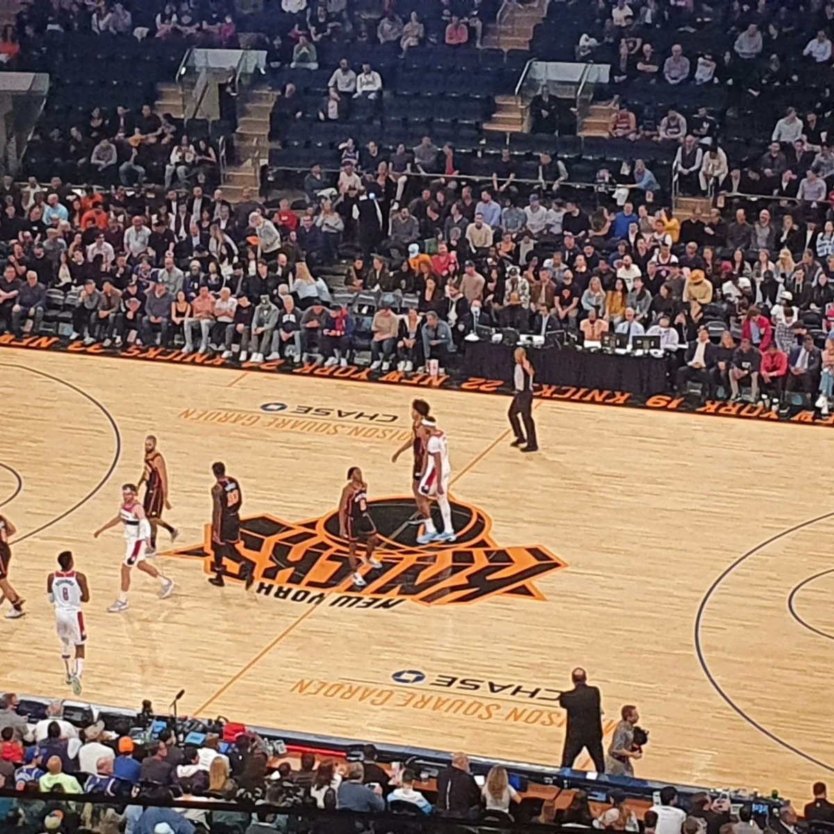 slaughter_paul's tweet photo. #NewYorkKnicks tonight in #MaddisonSquare https://t.co/kgjXbjlp1u