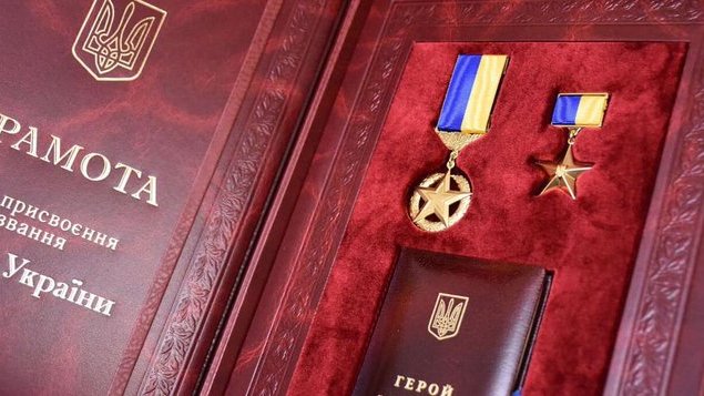 YourmediaAgency's tweet photo. #ukraine Unfassbar: Zelenski hat dem Chef des Nazi-Azov-Regiments von Mariupol Prokopenko den Orden eines "Helden der Ukraine" verliehen (so zahlreiche Medien). Ein Jude ehrt einen Russen"Vernichter". Wie war das doch gleich mit Auschwitz und Hitler?! https://t.co/16Sz9SuxLc