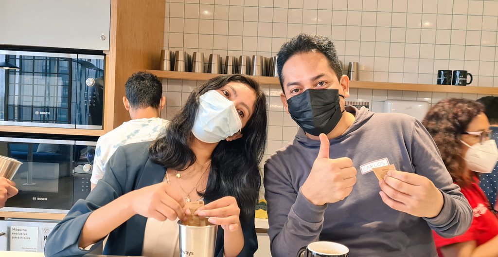 consumer_truth's tweet image. Nos tomamos un cafecito antes de empezar. Además venían de Cusco nuestra querida @katcusquito y de Chiclayo @chernandezvilca. Emocionados de recibirlos!. En #ConsumerTruth les llamamos "los extranjeros" 😛 Bienvenidos equipo insighter! #InsightLAB 💡