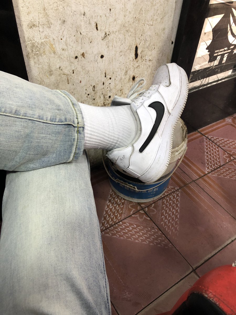 看看你亲爹 被老子踩在脚下 还有你亲妈在给我当鞋垫 而你只能在老子胯下磕头上贡 这样也许老子才能看到你
