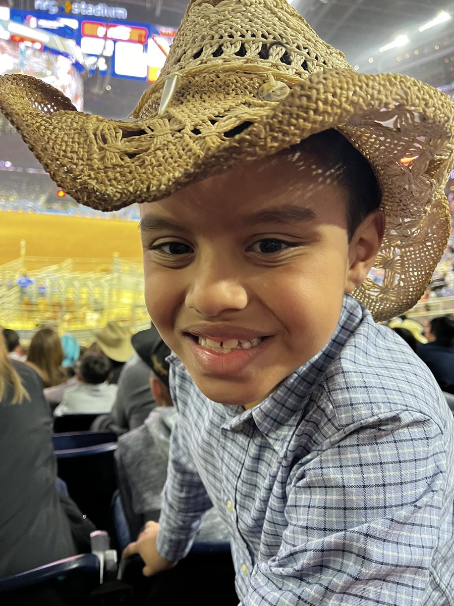 GabyBarraez's tweet photo. #RodeoHouston https://t.co/R7vxtYgj4p