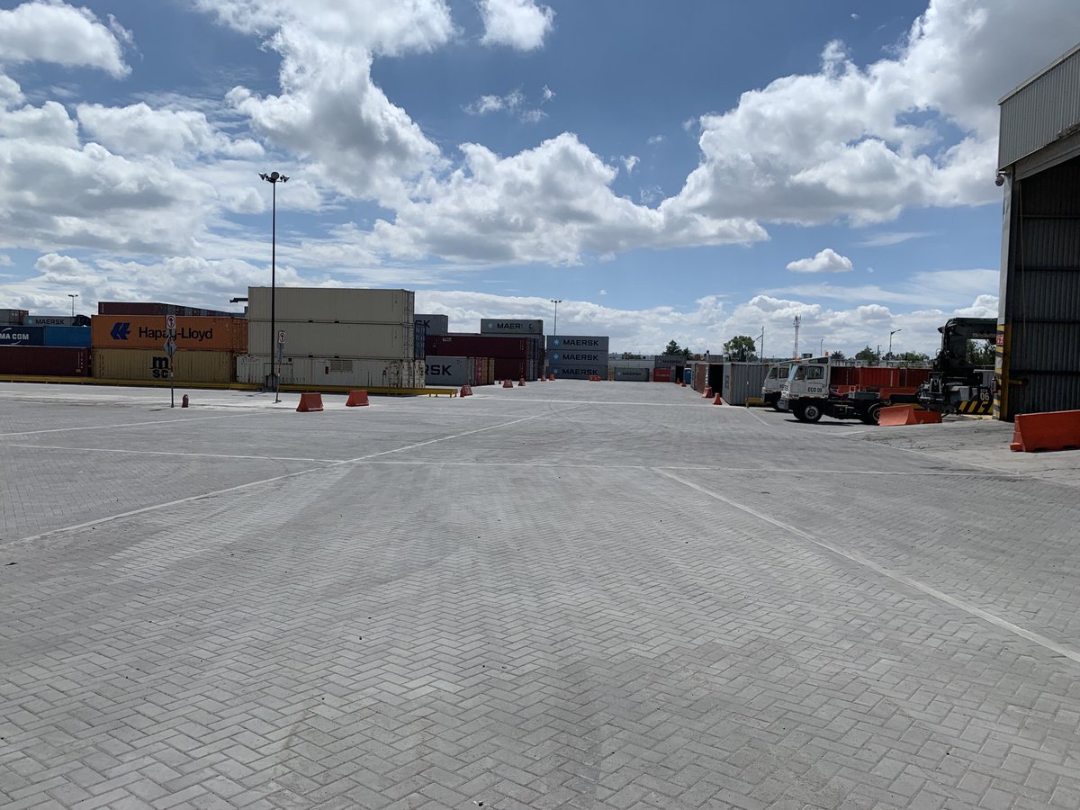 saintloyal's tweet photo. Pavimentos de #adoquines para altas demandas de carga. 

La estructura del pavimento está hecha usualmente de una base estabilizada, una cama de arena y encima los adoquines con resistencias a la compresión a 28 días de entre 280 y 350 kg/cm2. https://t.co/XZCFqAVfDL