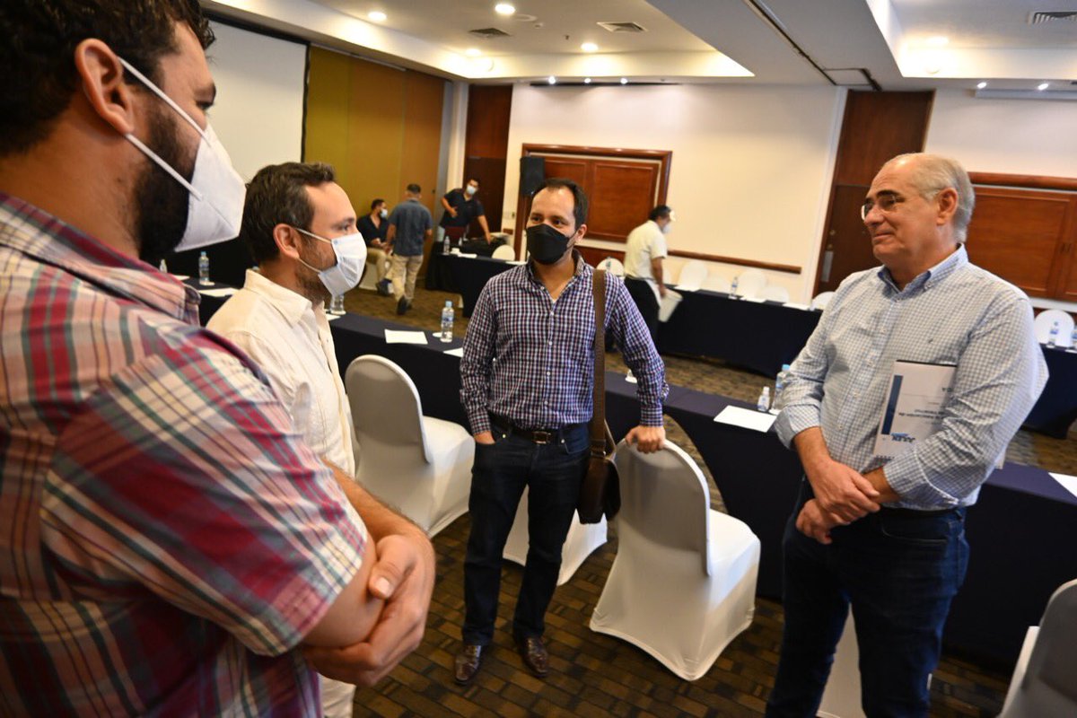 CarlosAcevedoH's tweet photo. Esta mañana en reunión entre integrantes de la Asociación de Hoteles de #Veracruz con el Senador @julenrementeria 

Qué importante es crear plataformas de participación ciudadana, y contar con políticos dispuestos a escuchar inquietudes y solucionar los problemas. https://t.co/E2UCwQEf8W