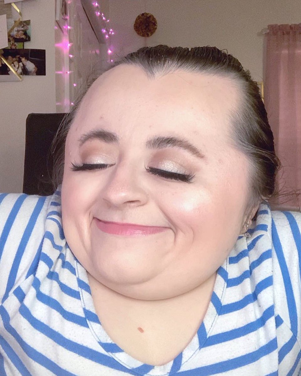 Makeup_Hannah15's tweet photo. I LOVE playing with color but I still appreciate a simple neutral glam! ๐๐ปโโ๏ธโจ #motd๐ #ootd๐ #neutralglam #fullglam #makeupismypassion #makeupobsesssed #makeuplover https://t.co/rt7sTDtbvb