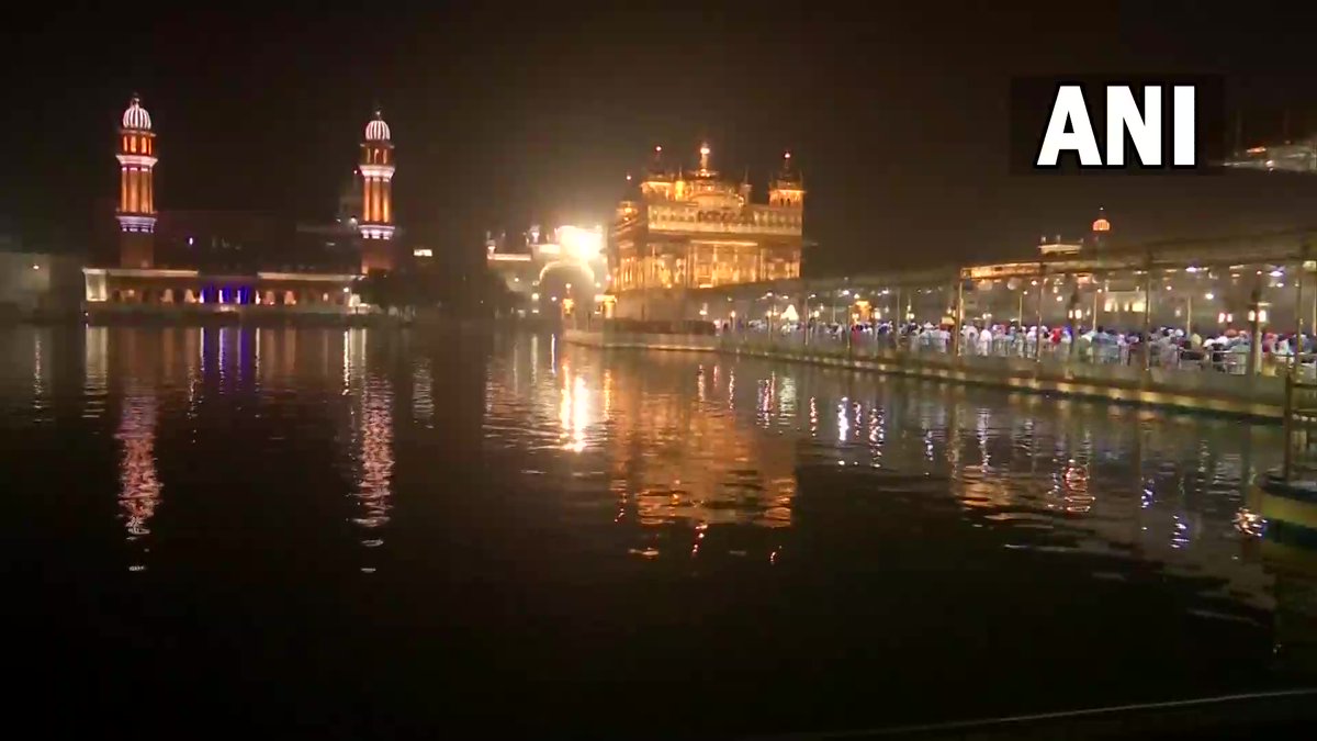 Punjab: Devotees take a holy dip in 'sarovar' at Golden Temple in Amritsar on the occasion of #HolaMohalla