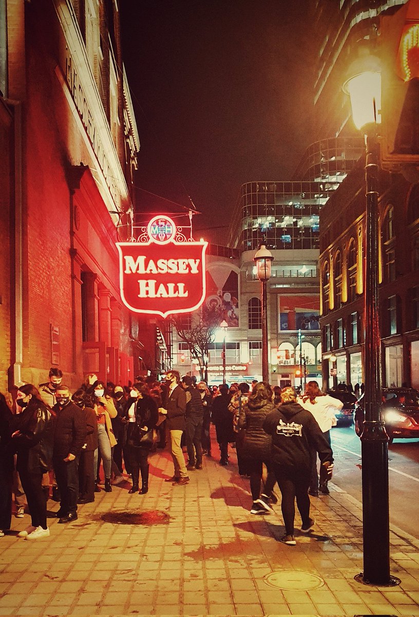 WDiscmans's tweet image. #MasseyHall thinking about @rushtheband right now, I wonder why 🥁 🎸 🎤