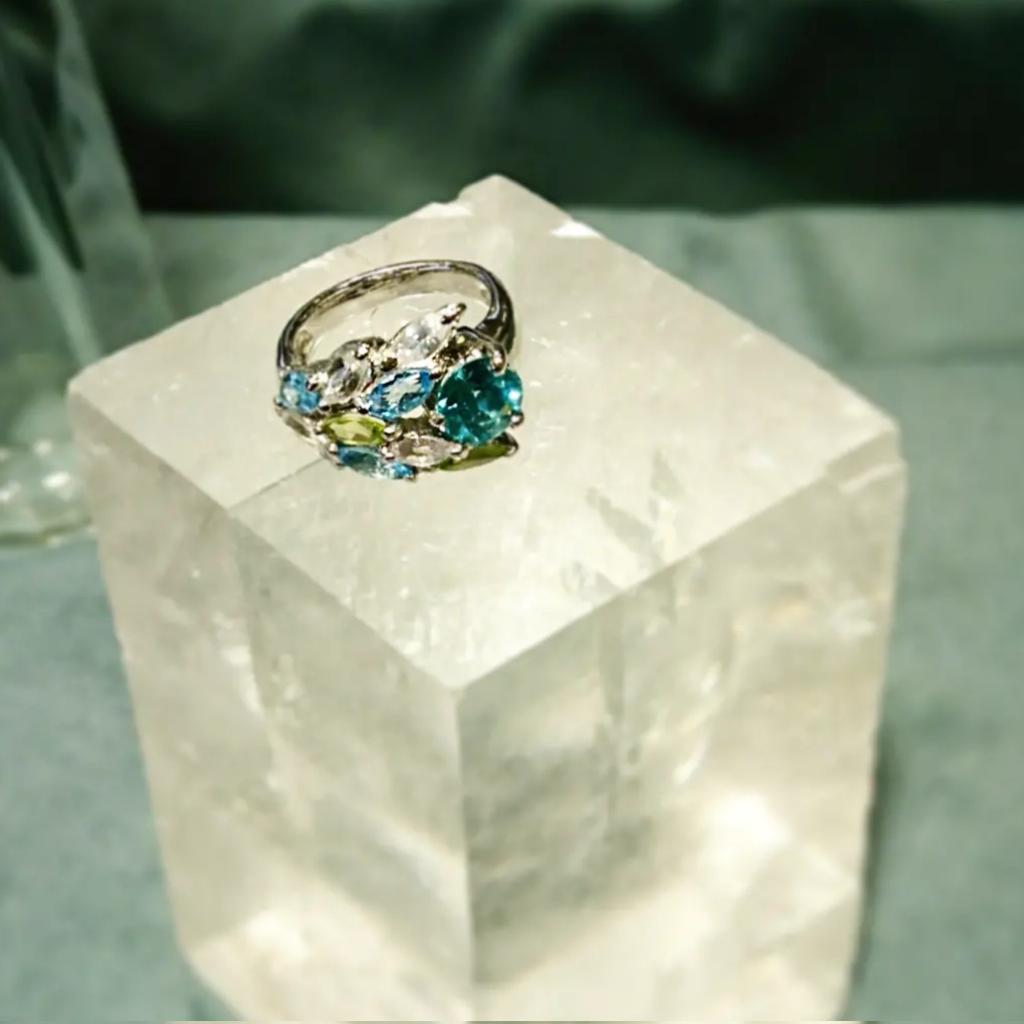 yashiro_jewelry's tweet photo. 左右非対称という美しさ

人の身体や顔と同じ

#asymmetry 
#likehuman 
#左右非対称 https://t.co/JXGQrLBOz4