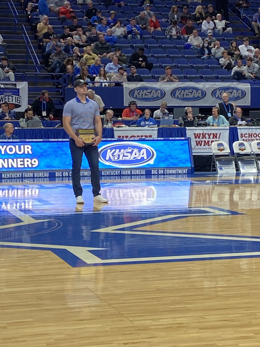 lgritton's tweet photo. Awesome blessing today for my father, my hero, Larry Gritton Sr, the greatest man I have ever known, to be inducted into the KHSAA Coach’s Court of Honor. He used the game of basketball to point young men to Jesus. Larry Gritton III (Trey) accepted his award for him. https://t.co/39XsyrgCDG