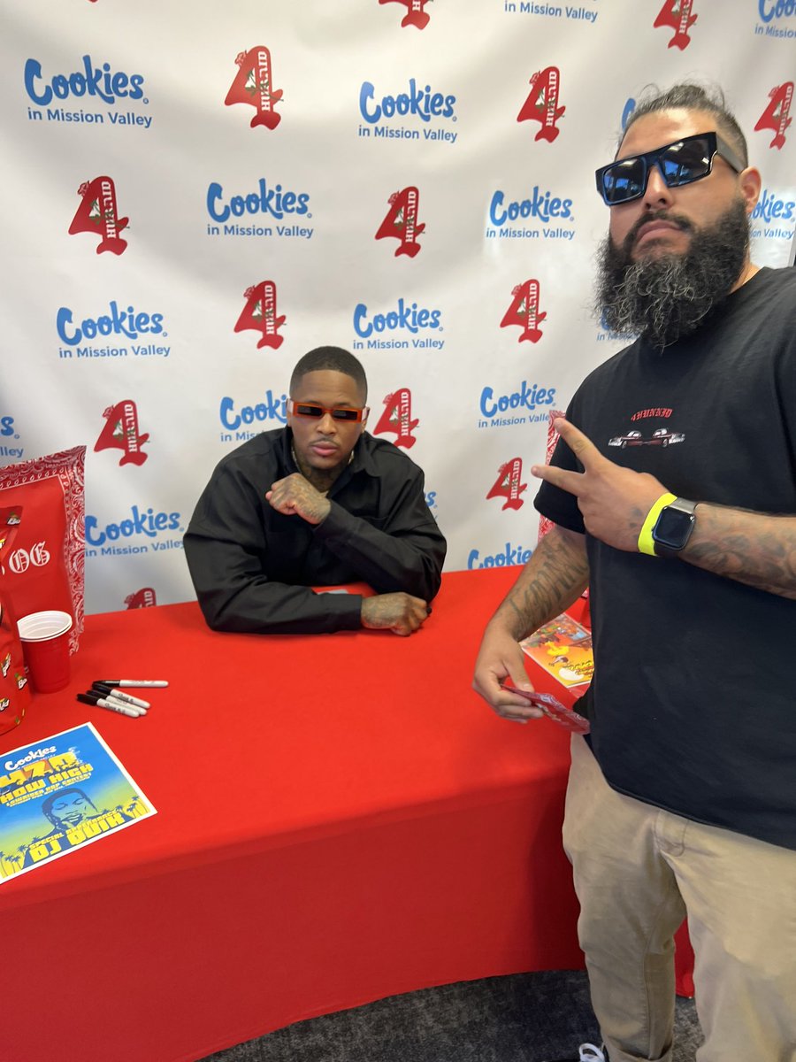 juliandlv24's tweet photo. Pretty dope meeting one of my favorite rappers! @YG #YGOG #Boolaid #Waffles https://t.co/qaKNQV4XrZ