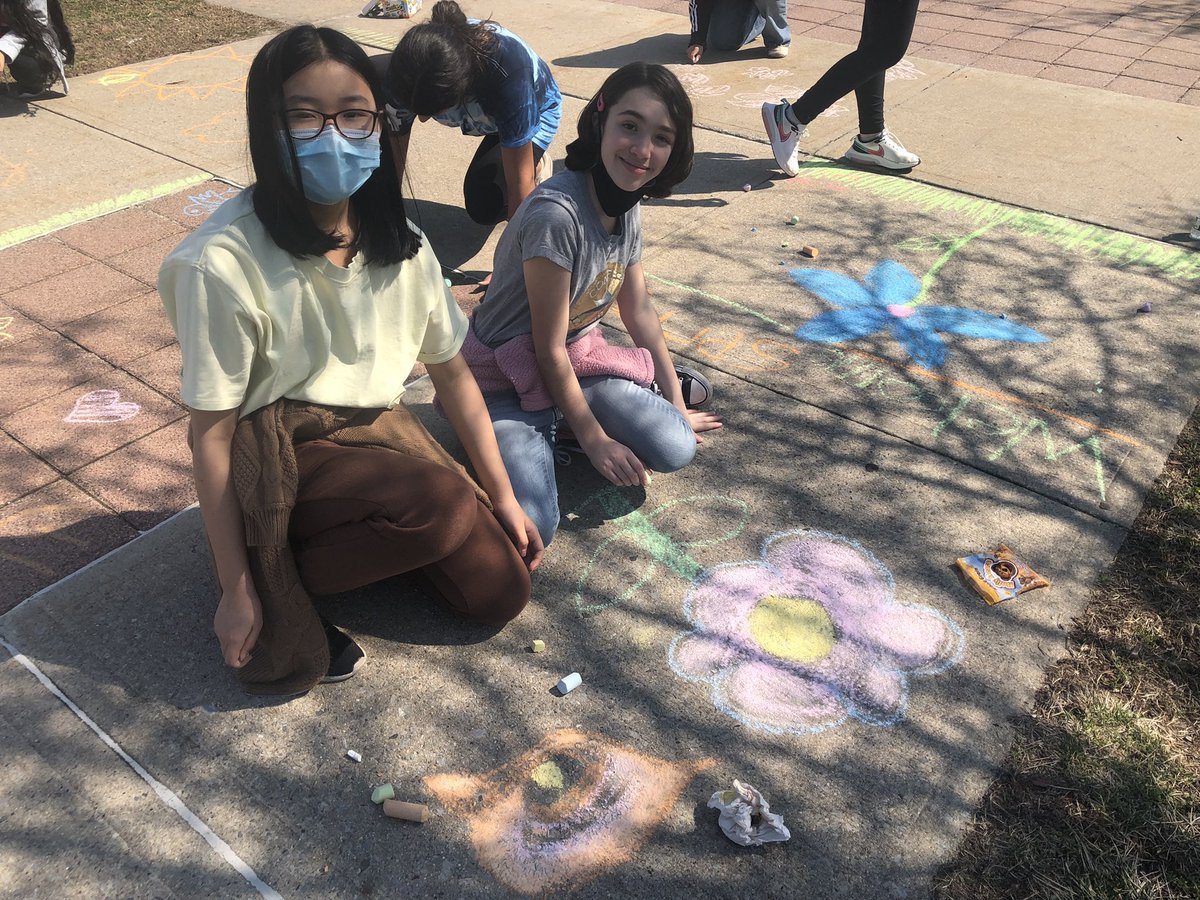WenWanso's tweet photo. ☀️🌷Welcoming spring @WTClarkeMS #chalktalk #sunshinefun #spring ❣️ https://t.co/dSMcoTK6jQ