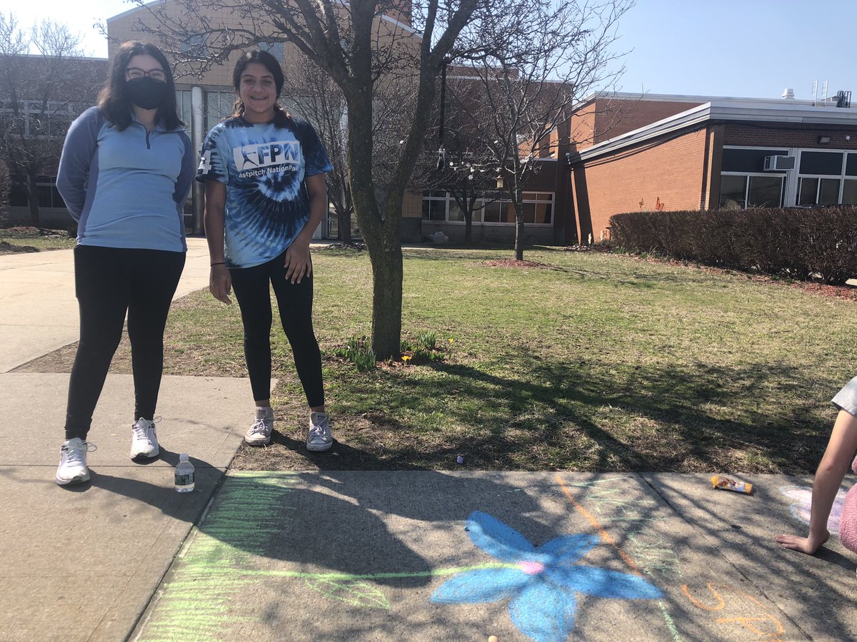 WenWanso's tweet photo. ☀️🌷Welcoming spring @WTClarkeMS #chalktalk #sunshinefun #spring ❣️ https://t.co/dSMcoTK6jQ