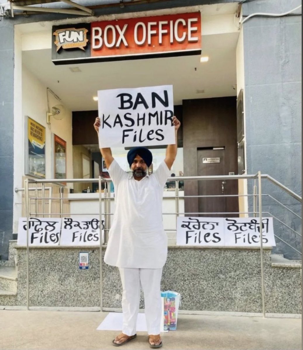 FriedrichPieter's tweet photo. A brave sardar protests #KashmirFiles. https://t.co/7eQaqFV01v