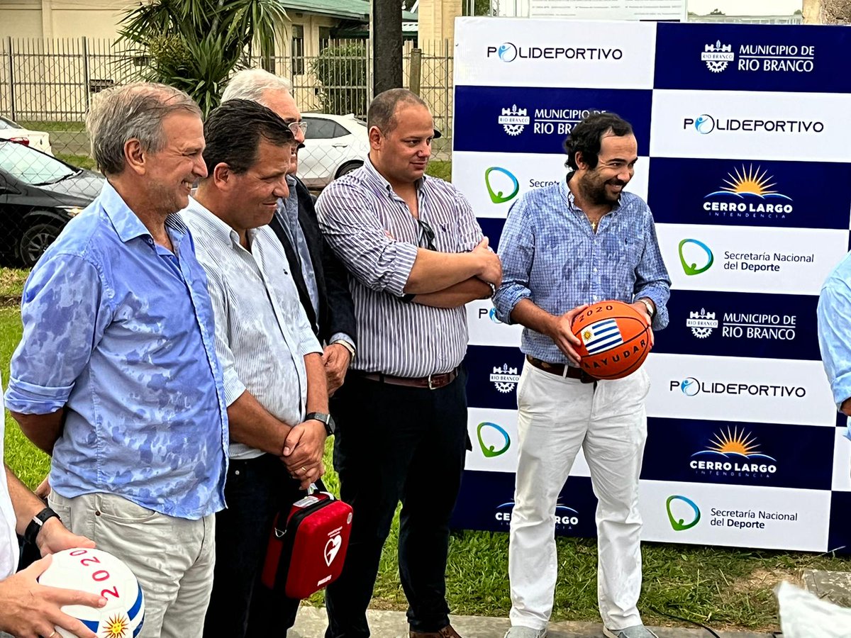 Hoy nuestro Presidente <a href="/SalvadorFerrer7/">Salvador Ferrer</a> participó en la inauguración de la plaza de deportes de Río Branco. En colaboración con <a href="/unidosxaayudar/">Unidos Para Ayudar Uy</a> y la <a href="/UyDeporte/">Secretaría Nacional del Deporte</a> entregamos 1 de los 19 desfibriladores donados xa cada dpto de uy, como pte de los festejos x los 125 años del <a href="/BROU_uy/">Banco República</a>