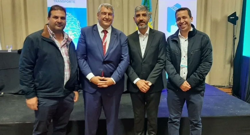 LuisCarranzaOK's tweet image. Junto a @_Javier_A_Perez y @_Eduardo_Diaz, Gerente y Subgerente de Fiscalización de Transporte Automotor de #CNRT, acompañamos al Ministro de Transporte de la provincia de Buenos Aires, @donofriojorge, en el Primer Congreso Provincial de Educación y #SeguridadVialPBA.