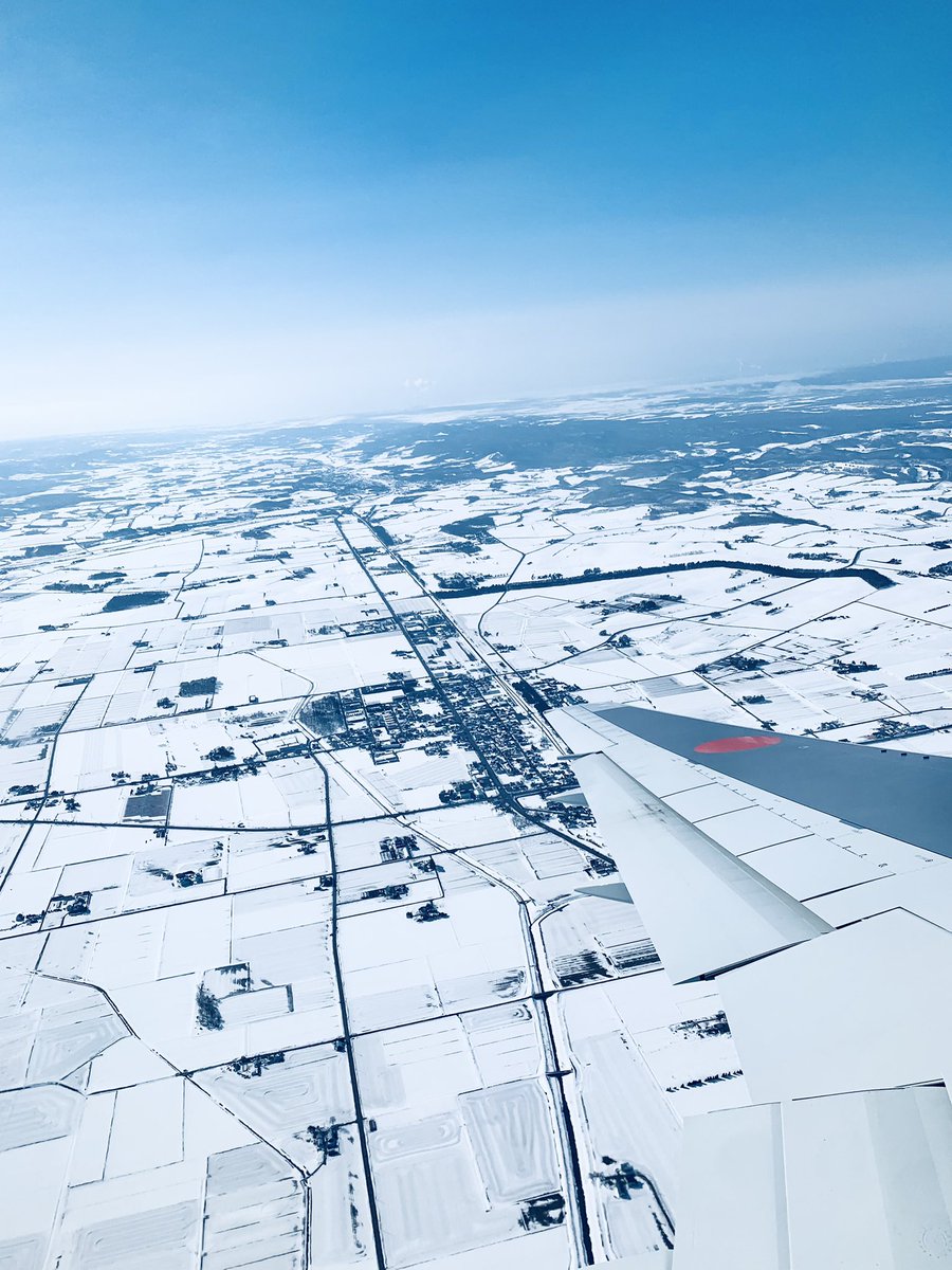 Toshipilol's tweet photo. 北海道はだいぶ暖かくなって、雪も少しずつ溶けていますが、今日明日は東側で大雪汗。春はもう少しお預け。今回はモンベルのジオラインの上にカルフワセーターを着てその上にパワーフーディ。これで−3度でも快適。技術の進歩ってすごい！昨日に引き続き機上からの北海道の景色をお届けしまーす https://t.co/RJ2qCbrhXS
