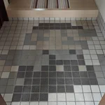 ドアを開けるとマリオが迎えてくれる？遊び心満載の玄関タイル。
