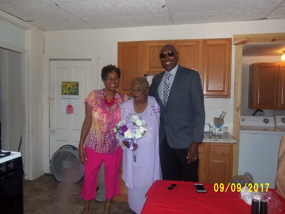 mookiewells23's tweet photo. I miss u mama!!!! #toughday https://t.co/P13hrZy0qR