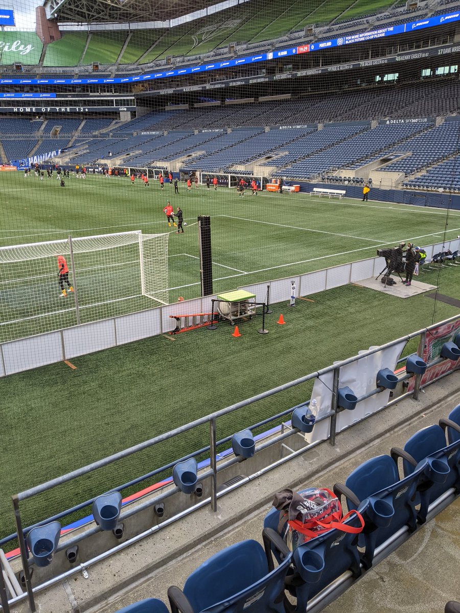 jhamje's tweet photo. Warmup kits are traffic cone orange. #baonpdx https://t.co/w4fHvNhFTO