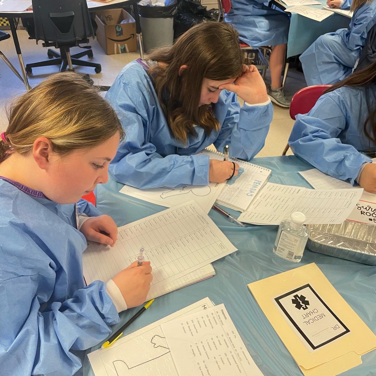 MylanPatriots's tweet image. 🚨 🏥 Today at The Park our 5th Graders went into the operating room! Students practiced using the order of operations to solve math problems to save our Mylan Park Staff. Great work Patriots! #mylanpatriots #math4lifewv @MCSDoesSumMath @Monongalia_Co @WVEducation
