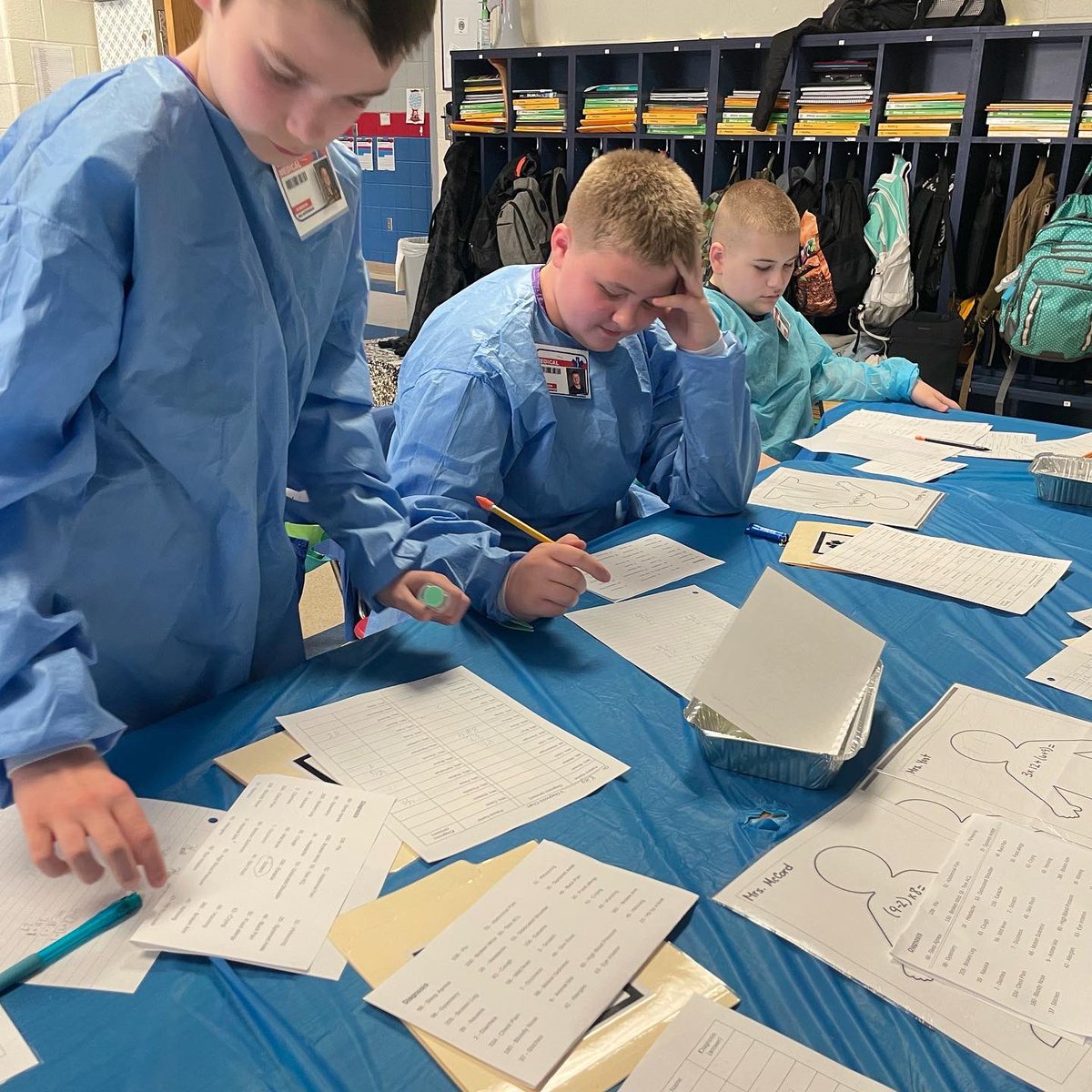 MylanPatriots's tweet image. 🚨 🏥 Today at The Park our 5th Graders went into the operating room! Students practiced using the order of operations to solve math problems to save our Mylan Park Staff. Great work Patriots! #mylanpatriots #math4lifewv @MCSDoesSumMath @Monongalia_Co @WVEducation