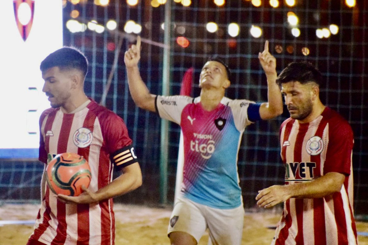 CerroPlaya's tweet photo. SuperligaAPF | ¡A semifinal!

El Ciclón se quedó con el primer lugar de la serie B, venció a San Bernardino en la tanda de penales por 4 a 2, en tiempo complementario igualo 5-5, los goles fueron obra de Carlos Carballo (4) y Amado Rolon 

#LaPasiónDelPueblo🔵🔴 https://t.co/mOD0vLYOUR