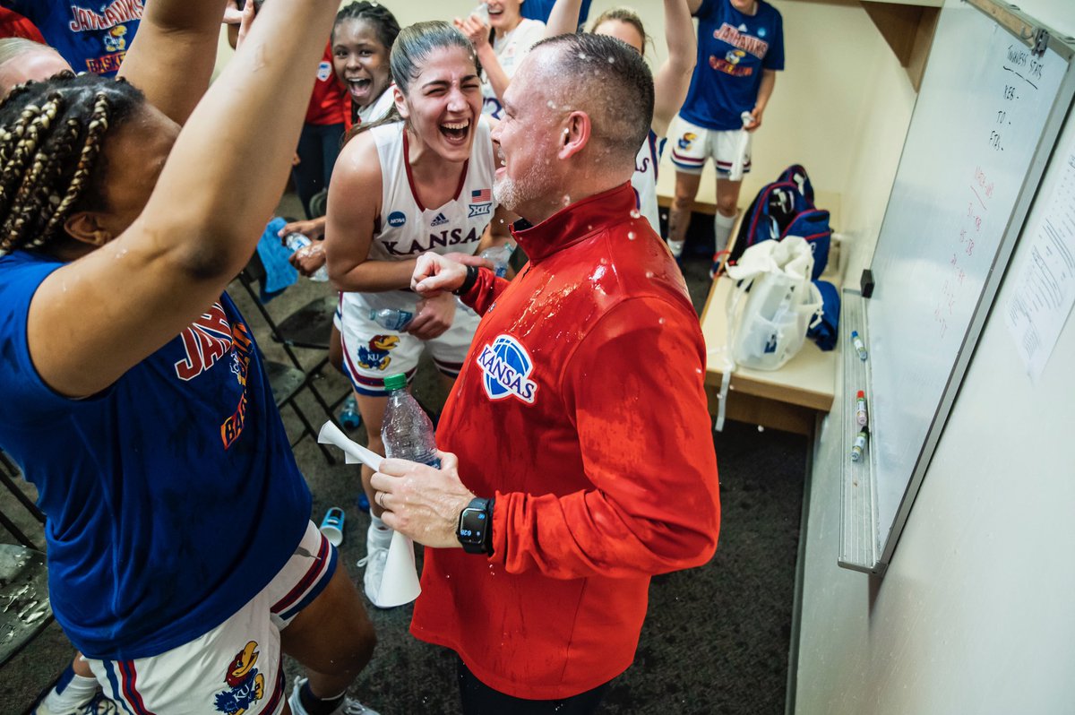 KUWBball's tweet photo. WE STILL DANCING 😎 https://t.co/MXUsa6znSg