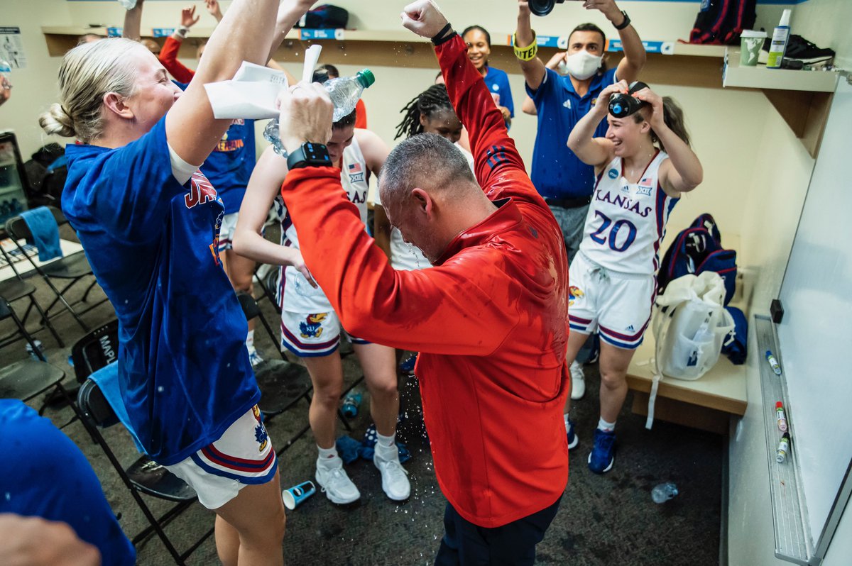 KUWBball's tweet photo. WE STILL DANCING 😎 https://t.co/MXUsa6znSg