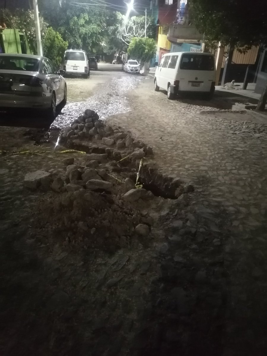 HaiAritzu's tweet photo. @cea_qro @CEAservcliente Desde la semana pasada se reportó una fuga, el lu es vinieron a abrir la calle y así lo dejaron, el miércoles vinieron de nuevo y menos de 15 min estuvieron abriendo más la calle y nada que solucionan la FUGA. Por favor ayúdenos. https://t.co/4lMPfyPDp4